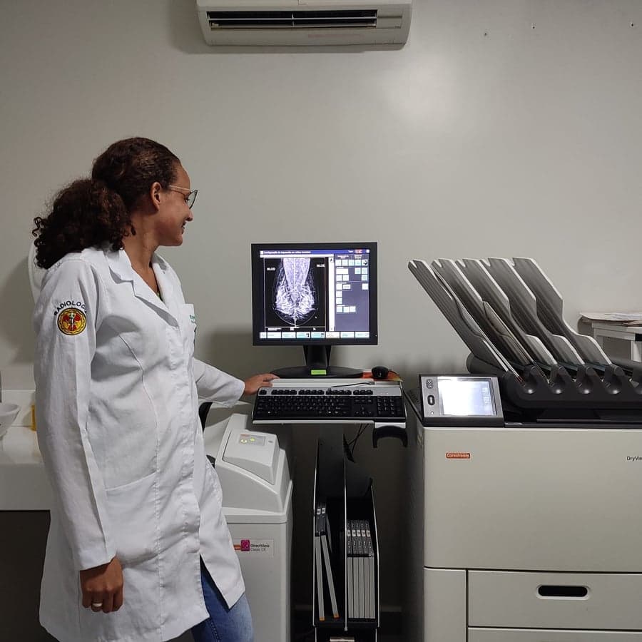 Profissional de radiologia avaliando exame de imagem com contraste